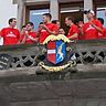 Begeistert feierten die Schönauer den Aufstieg ihres FC in die Landesliga. Die Mannschaft hatte sichtlich Freude am Auftritt auf dem Rathaus-Balkon. | Foto: Edgar Steinfelder