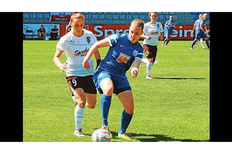 Im letzten Heimspiel gegen den  SV Meppen (in Blau, hier Maike Berentzen) hatten  Katarina Kolar (Nummer 9) und Janine Angrick (6) oft das Nachsehen. Der BVC verlor  0:3. Szepanski