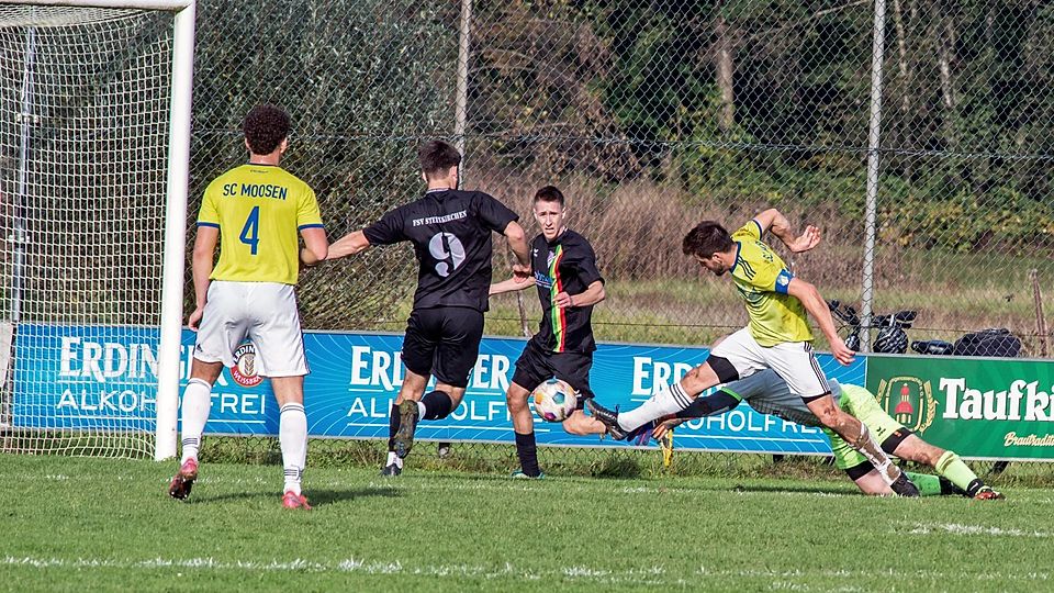 Nicht zu halten: Der Moosener Maxi Bauer (r.) setzt sich beim 2:0 gegen Steinkirchens Torwart Tobias Strobl sowie die FSV-Abwehrspieler Tobias Huber und Philipp Kufner (2. und 3.v.l.) durch. Johann Rampl (l.) beobachtet die Szene. Bis zum Schlusspfiff legte der SC-Torjäger noch drei weitere Treffer nach.