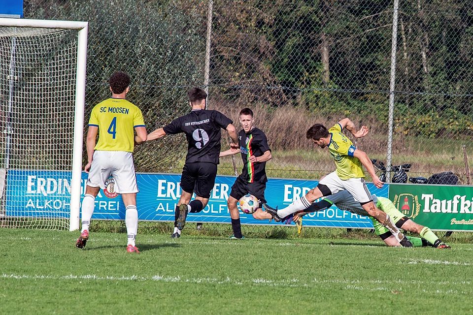 Nicht zu halten: Der Moosener Maxi Bauer (r.) setzt sich beim 2:0 gegen Steinkirchens Torwart Tobias Strobl sowie die FSV-Abwehrspieler Tobias Huber und Philipp Kufner (2. und 3.v.l.) durch. Johann Rampl (l.) beobachtet die Szene. Bis zum Schlusspfiff legte der SC-Torjäger noch drei weitere Treffer nach.