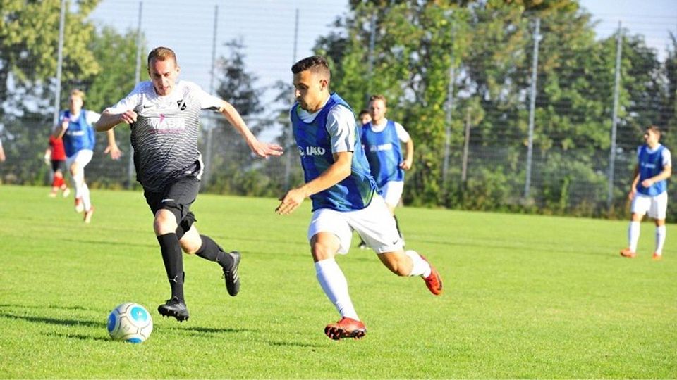 Vorjahressieger SSV Ehingen-Süd (rechts Timo Kästle, hier im Spiel gegen Rißtissen) zog mit drei Vorrundensiegen ins Halbfinale ein. SZ-Foto: mas