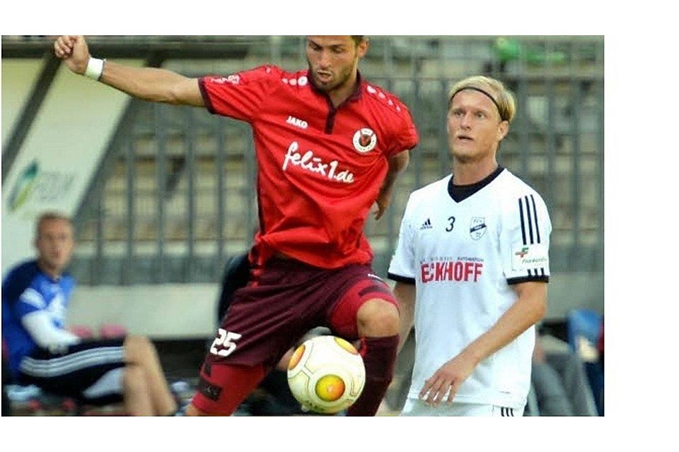 Auch Edwin Schwarz (am Ball) verabschiedet sich vom Regionalligisten Viktoria Köln.