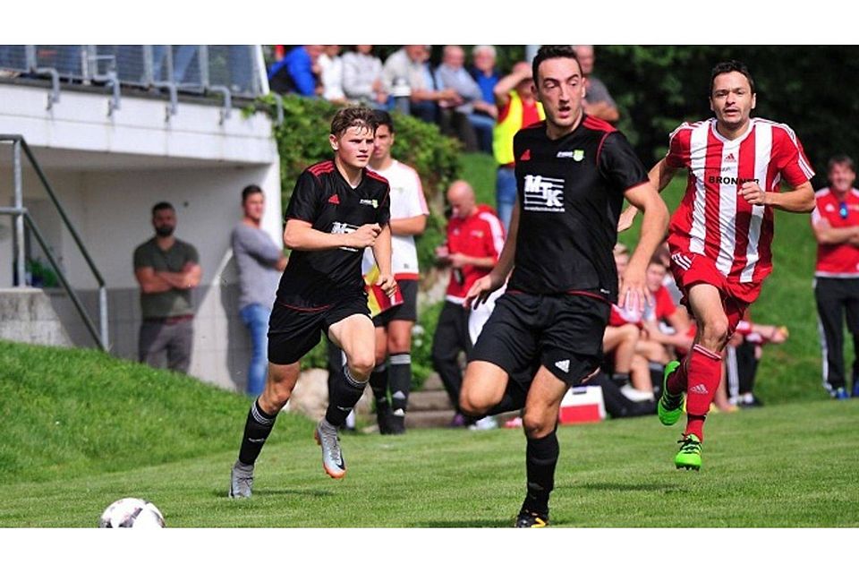 Die SF Kirchen (schwarz, hier gegen Ertingen/Binzwangen), empfangen den TSV Riedlingen. SZ-ArchivFoto: Manfred Scherwinski
