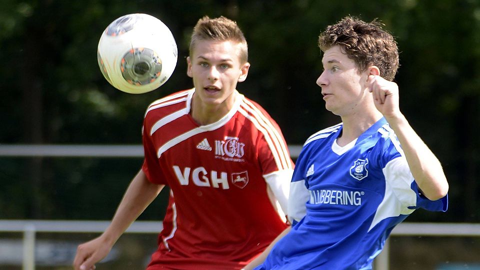Den Ball im Blick: Die A-Junioren von Olympia Laxten (in Blau) wollen gegen Osnabrück punkten.  Foto: Leißing