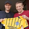 Bei seinem Besuch überreichte Fabian Hürzeler (links) Konrad Höß ein Trikot von Brighton & Hove.