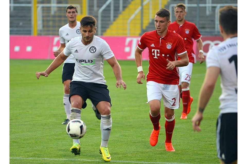 Feines Füßchen: Rosenheims Danijel Majdancevic (am Ball) stellt seine technischen Fähigkeiten nicht nur in der Regionalliga Bayern unter Beweis. F: Meier