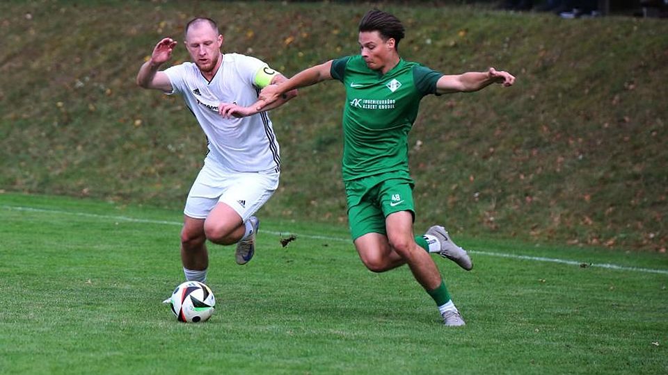 Fürfelds Marcel Beck (links) kämpft mit dem Planiger Maximilian Marcus Bulla um den Ball.	Foto: Edgar Daudistel