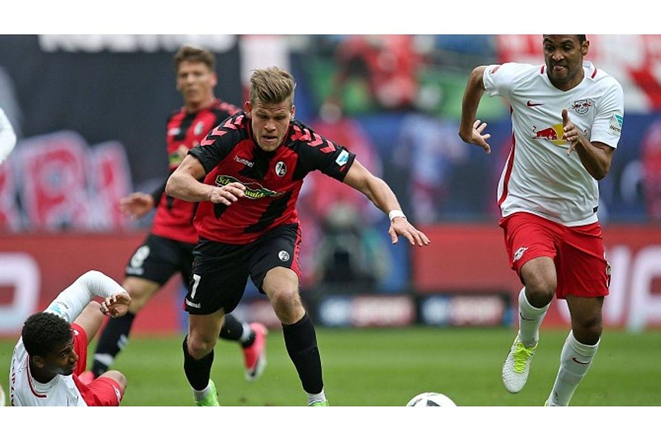 Freiburgs Stürmer Florian Niederlechner (li.) hat sich bis in die Bundesliga hochgekämpft.  mis