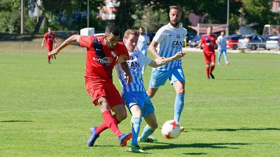 Trainerwechsel bei Türkspor Nürnberg (weiße Trikots): Serdar Kuygun hat das Traineramt freiwillig zur Verfügung gestellt.  F: Ernst Blank