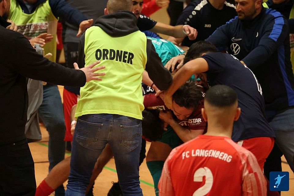 Bei der Hallenstadtmeisterschaft Velbert flogen die Fäuste. Bei der Hallenstadtmeisterschaft Velbert flogen die Fäuste.