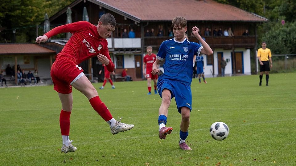 Einen Schritt zu spät: Glonns Philip Trowe (r.) kann Forstinnings Niklas Huber nicht stören. Der Gast siegte 2:1.