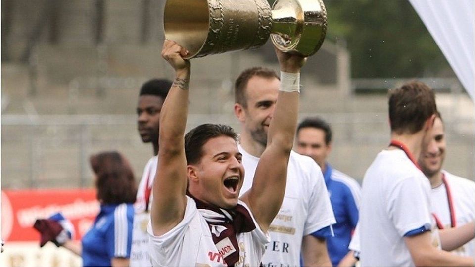 Gute Erinnerungen ans Gazistadion: Ndriqim Halili holt 2016 mit dem FV Ravensburg den WFV-Pokal auf der Waldau. Foto: Baumann