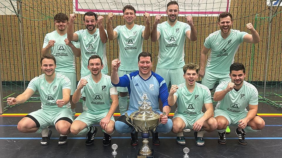 Zum dritten Mal nacheinander: Die Köferinger präsentieren stolz den Siegerpokal beim eigenen Cup.