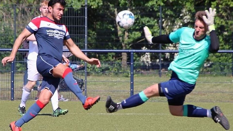 Ercan Taymaz (links), hier im Dress des SVE Heessen und aktuell in Diensten des TuS Uentrop, ist derzeit der zweitbeste A-Liga-Torjäger Westfalens.