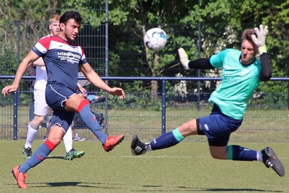 Ercan Taymaz (links), hier im Dress des SVE Heessen und aktuell in Diensten des TuS Uentrop, ist derzeit der zweitbeste A-Liga-Torjäger Westfalens.