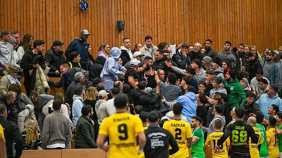Auf der Tribüne in der Jahnhalle gab es am Samstag Tumulte, die Spieler eilten hinzu.
