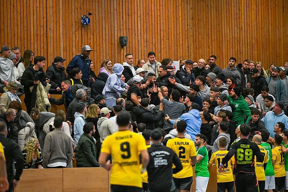Auf der Tribüne in der Jahnhalle gab es am Samstag Tumulte, die Spieler eilten hinzu.
