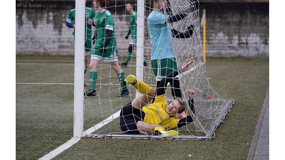 Freude und Frust im Netz: Grafings (gelb) Florian Faßrainer und Kirchseeons Torhüter Fabian Bittner.
