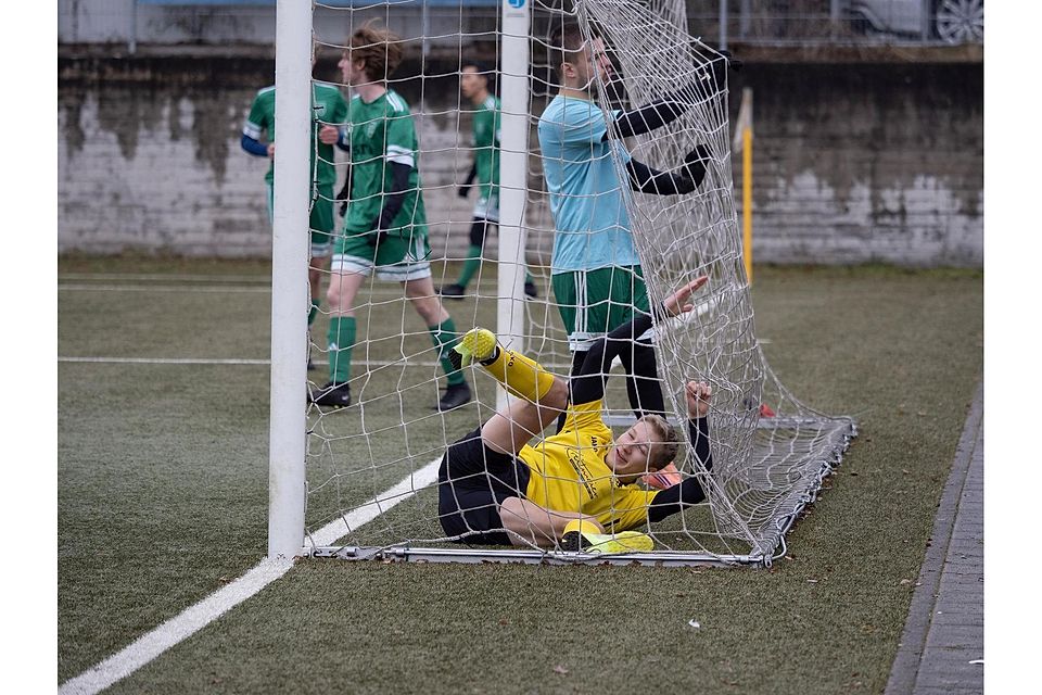 Freude und Frust im Netz: Grafings (gelb) Florian Faßrainer und Kirchseeons Torhüter Fabian Bittner.