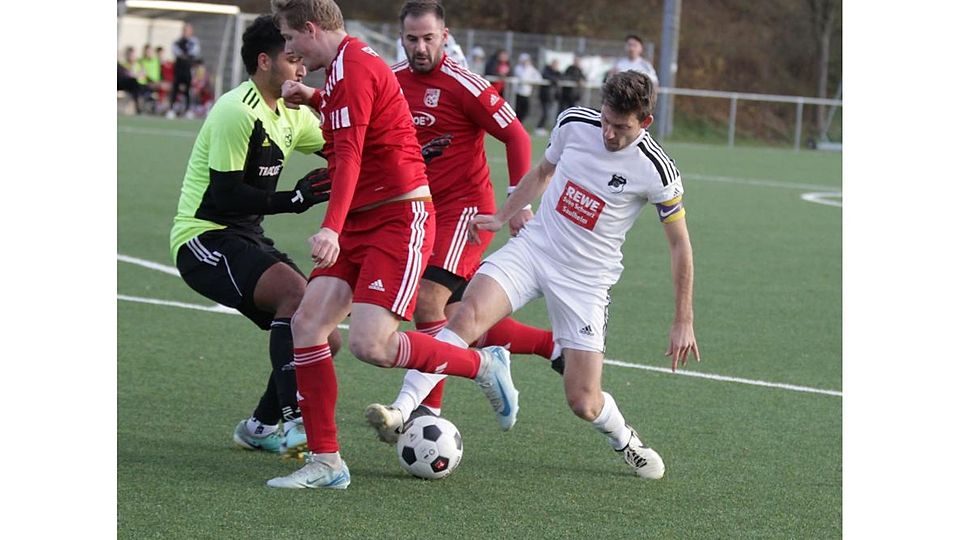 Einer gegen drei: Der Saulheimer Kapitän Jonas Kleinschmitt (rechts) nimmt es in dieser Szene mit den Nieder-Olmer Sharif Abugameh (Torwart), Lars Fischer (vorne) und Dennis Lang (hinten) auf.	Foto: Axel Schmitz/pakalski-press