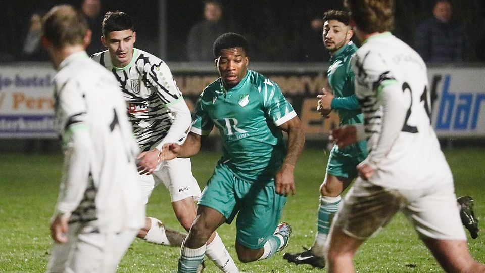 Von Zebras umzingelt: Dietersheims Nicolas Esono Ntutum beim Versuch, sich gegen gleich drei Echinger Gegenspieler zu behaupten.