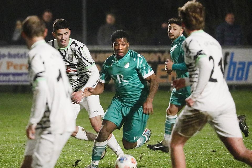 Von Zebras umzingelt: Dietersheims Nicolas Esono Ntutum beim Versuch, sich gegen gleich drei Echinger Gegenspieler zu behaupten.