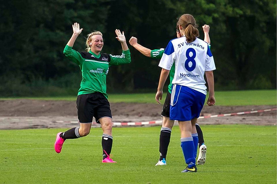 Die Damen von NS Sparta 09 Nordhorn (grünes Trikot) bejubeln ihren Treffer F: Guido Brennecke