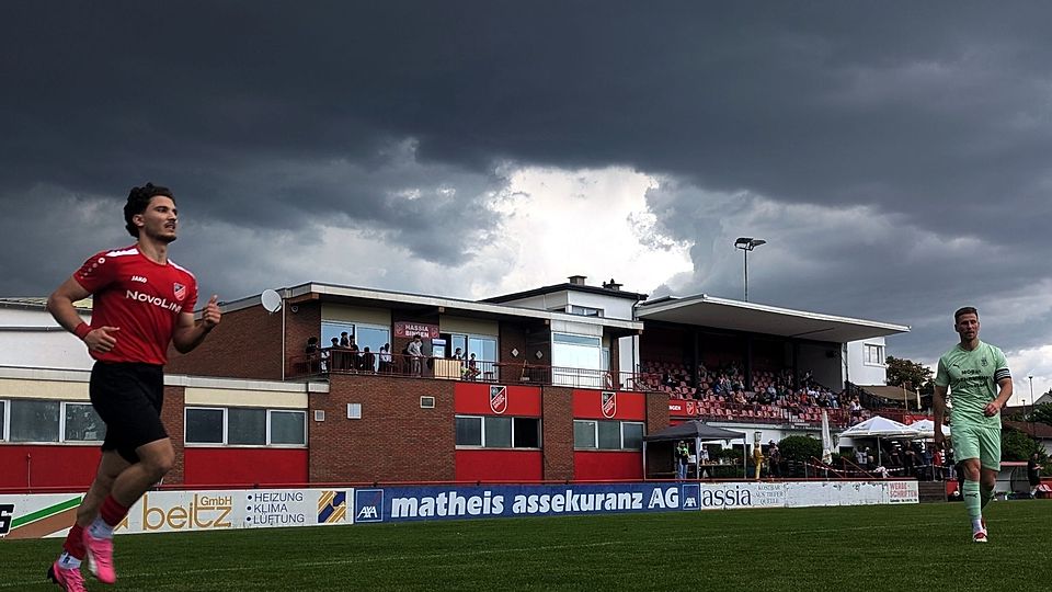 Weltuntergangsstimmung am Hessenhaus: Dennoch konnte die Partie zwischen der Hassia und dem VfR Grünstadt nach Pause beendet werden.