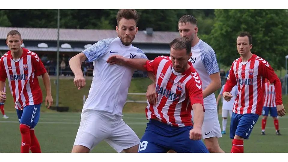 Zweikampf im Finale des Dillenburger Kreispokals: Fußballer Thomas Schulz (r.) bricht mit dem Treffer zum 1:0 den Bann. In dieser Szene behauptet sich der Offensivspieler der SG Seelbach/Scheld gegen Konstantin Zygan (l.) und Felix Jost vom TSV Bicken. Außen beobachten seine Mitspieler Lukas Fey (l.) und Sören Weis (r.) die Szene. © Sven Jessen