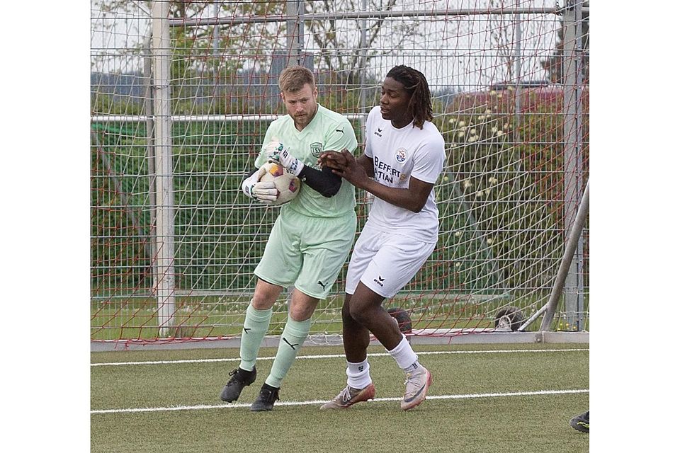 Oberaltings Torhüter Maximilian Kraus und Jomarico Augusto