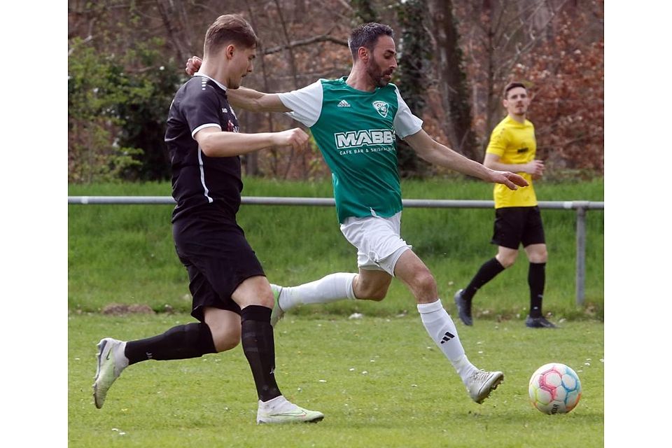 41-jähriger SKG-Stürmer Angelo Bartolomeo (rechts) im Laufduell mit Luke Wagner vom SC Opel Rüsselsheim. Foto: André Dziemballa 41-jähriger SKG-Stürmer Angelo Bartolomeo (rechts) im Laufduell mit Luke Wagner vom SC Opel Rüsselsheim. Foto: André Dziemballa