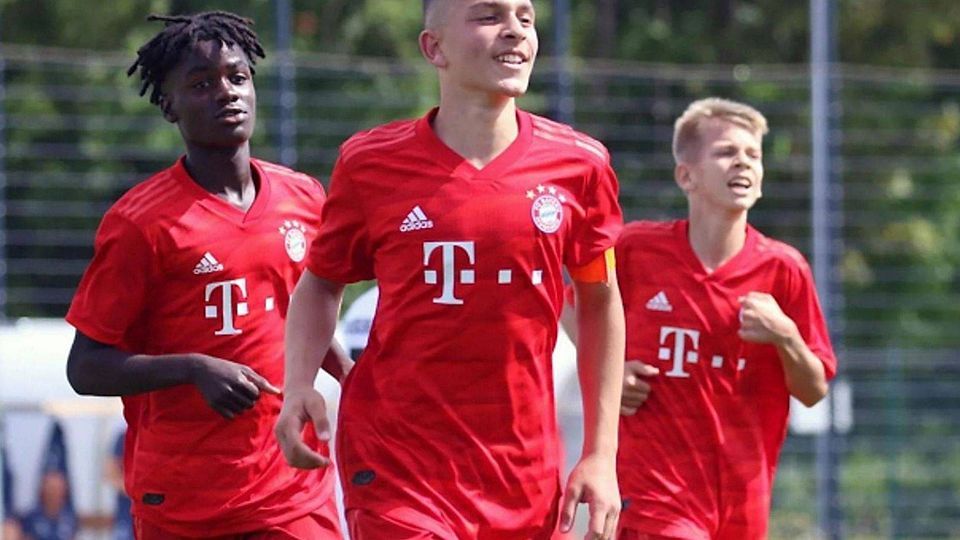 Arijon Ibrahimovic (Mitte) war in der U15 des FC Bayern München bereits Kapitän.