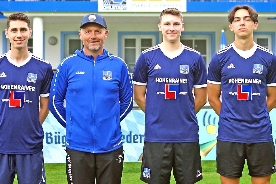 Neues Personal für den neuen Coach: Trainer Stefan Schwinghammer (2.v.l.) begrüßt Lukas Jonietz (l.) sowie (ab 3.v.l.) Philippe Schulz und Finn Geiger beim SVO.