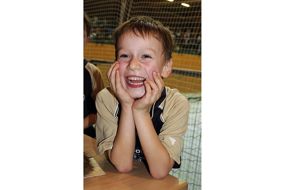 Er hat gut Lachen: Dominik Pohl vom TuS Hackenheim ist mit fünf Jahren schon ein richtig fairer Sportsmann. (Foto: Heidi Sturm)