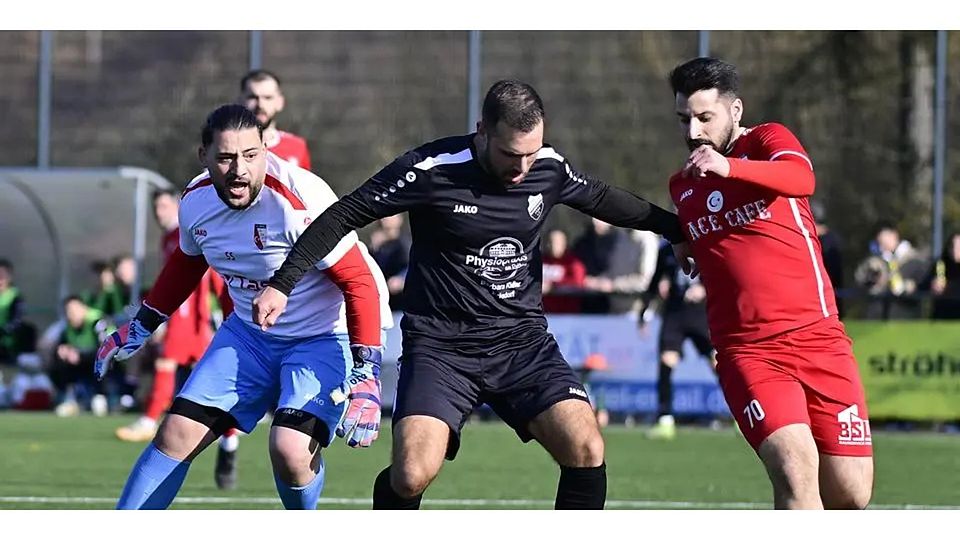Höchste Gefahr für das Türkgücü-Tor: Keeper Selim Seyhan (l.) hat die Linie verlassen, der Manderbacher Elias Jungwirth (Mitte) ist in Ballbesitz, kontrolliert die Kugel aber nicht. Und dann gibt es ja noch Muhammed Demirdöven (r.). © Henrik Schneider