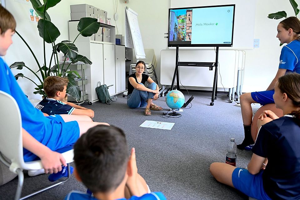 Die ehemalige Lernbegleiterin Emma gibt Infos zur Kultur und zur Geschichte, aber natürlich auch zum Fußball Die ehemalige Lernbegleiterin Emma gibt Infos zur Kultur und zur Geschichte, aber natürlich auch zum Fußball