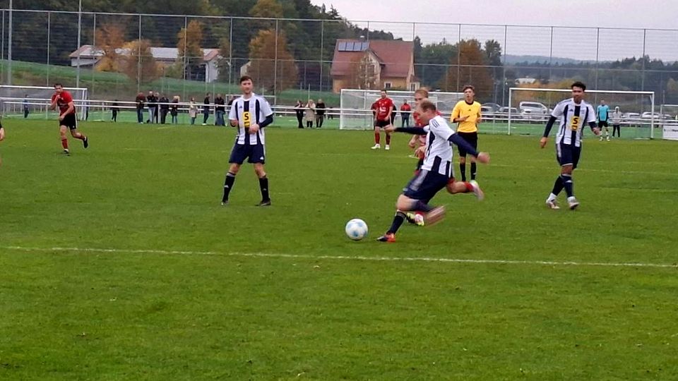 Bereits zur Pause hatte der SV Raigering (in Weiß-Schwarz) im Topduell gegen die DJK Ursensollen (in Rot-Schwarz) die Zeichen auf Sieg gestellt.