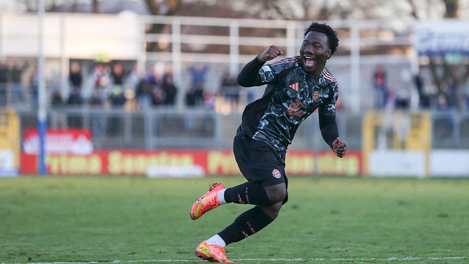 Nestory Irankanda bejubelt seinen Treffer im Trikot des FC Bayern München.