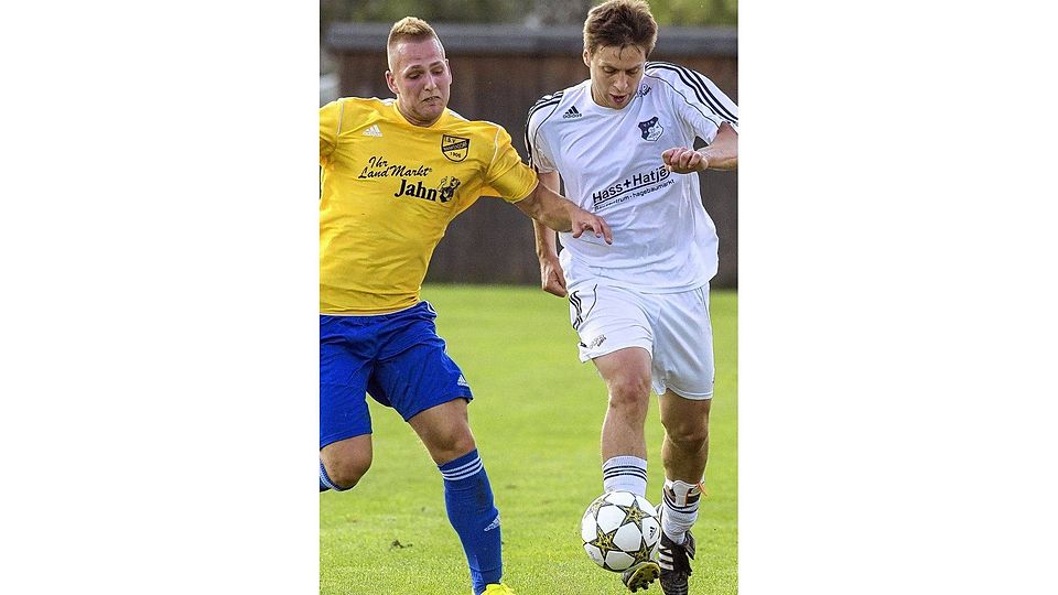 Timon Dehner (re.) gehört beim VfR Horst zu den Spielern mit der größten Erfahrung. Foto: Völz