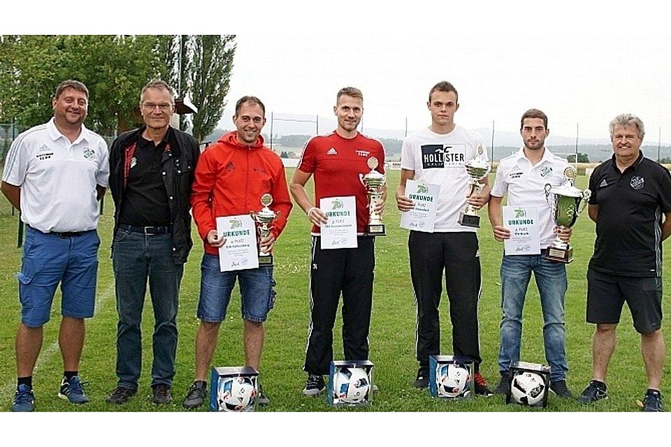 Unser Bild zeigt die Spielführer der teilnehmenden Mannschaften beim Jubiläums-Pokal-Tunier des TSV Reuth sowie die Organisatoren. Foto: TSV Reuth