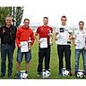 Unser Bild zeigt die Spielführer der teilnehmenden Mannschaften beim Jubiläums-Pokal-Tunier des TSV Reuth sowie die Organisatoren. Foto: TSV Reuth