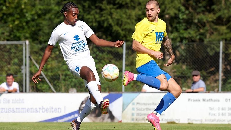 Mann des Spiels: Langstadts Jannik Heßler (rechts) erzielte drei Tore gegen den SV Münster (Rim Semere).	