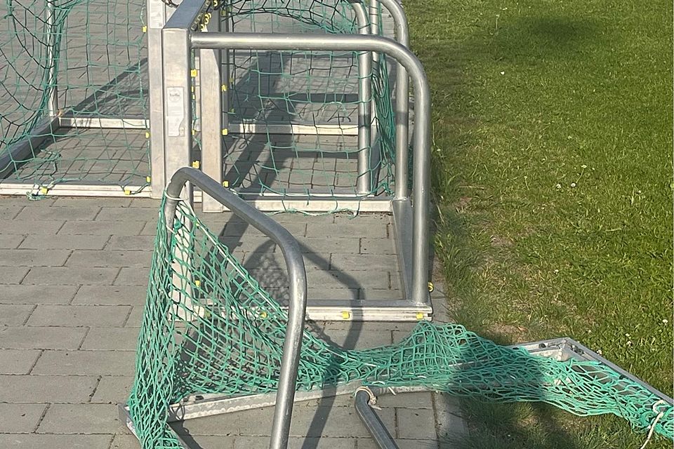 Sieben Tornetze wurden ebenso zerfetzt. Sieben Tornetze wurden ebenso zerfetzt.