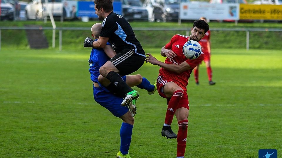 Chaos in Stromberg: Bei einem Ausflug fliegt Bad Sobernheims Keeper Kay Schott in Soonwalds Toptorjäger Lukas Gohres. 