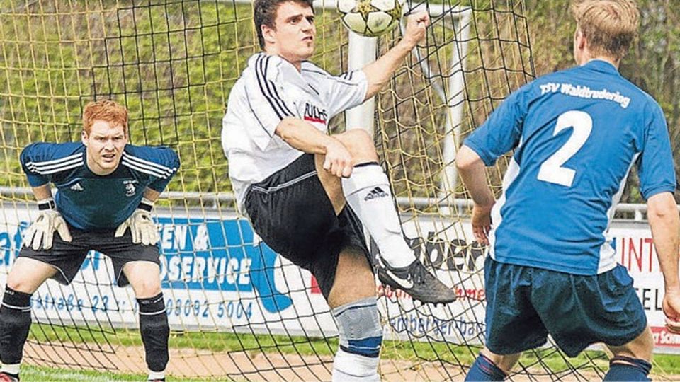 Kein Zauberfußball, aber erfolgreich: Grafing (v.l. Tobias Rieser und Florian Dichtl) bezwang Waldtrudering II mit 1:0.