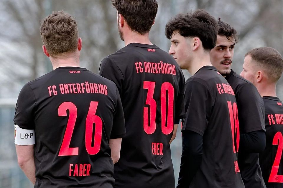 „Ein eingeschworener Haufen bester Freunde“: Der FC Unterföhring um Andreas Faber und Michael Eder (von links) sind eine unzertrennbare Einheit.