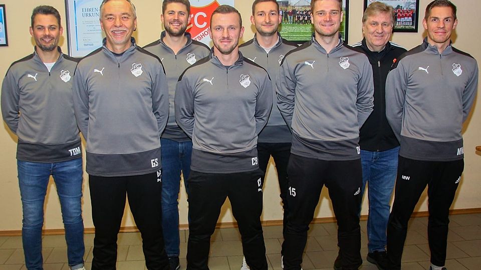 Die Walkertshofener Verantwortlichen um Spielertrainer Christian Brandl (vierter von links) 
