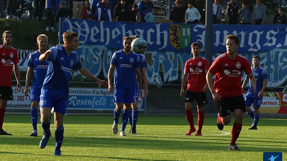 Langerwehe (blaue Trikots) und Mechernich (rote Trikots) zeigten ein starkes Fußballspiel