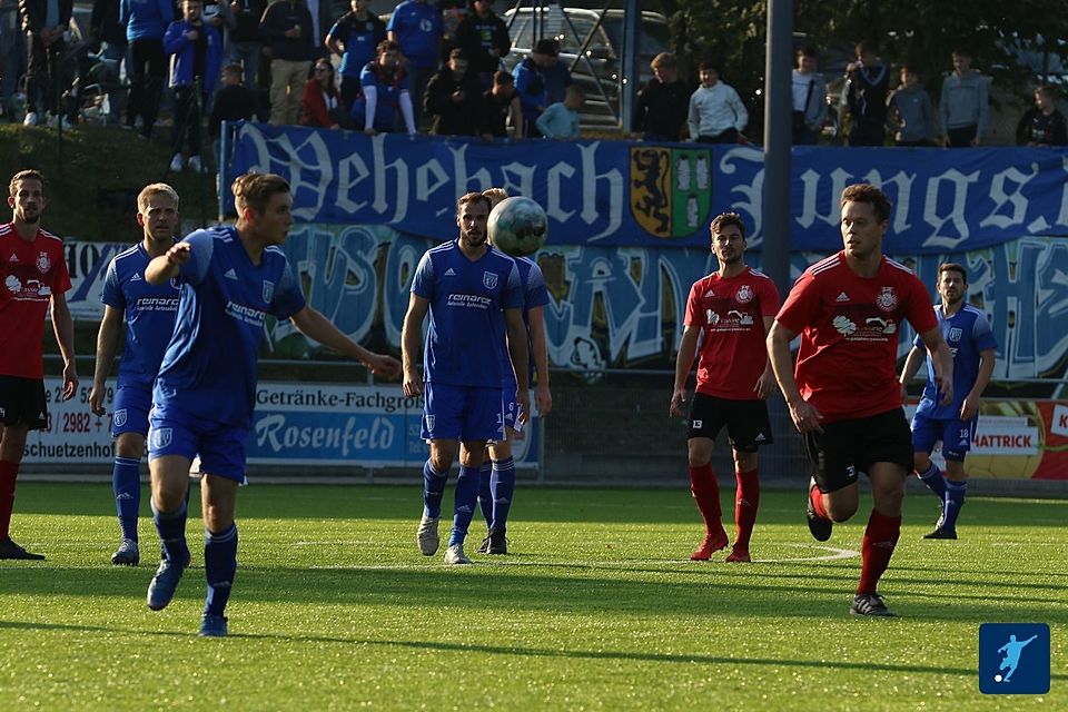 Langerwehe (blaue Trikots) und Mechernich (rote Trikots) zeigten ein starkes Fußballspiel