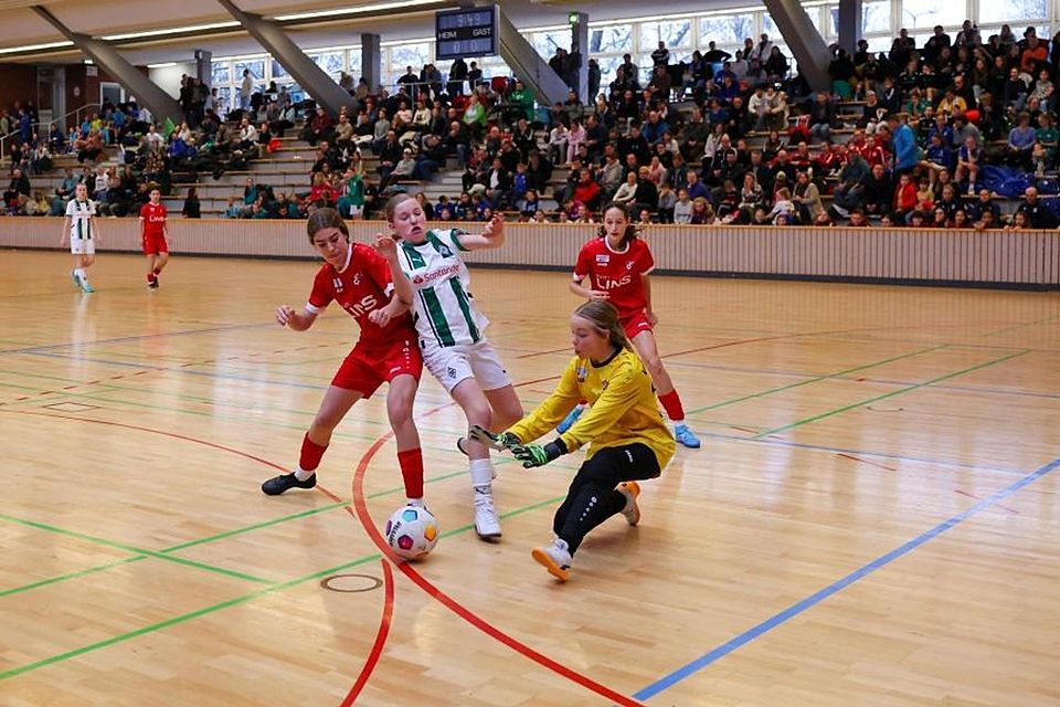 Leidenschaftlicher Hallenfußball vor gut gefüllten Rängen am Elsässer Platz, hier mit den U15-Juniorinnen von Borussia Mönchengladbach und AKA Vorarlberg aus Österreich im vergangenen Jahr, darauf freut sich Turnier-Initiator Rainer Wagner wiederum für 2026.	 